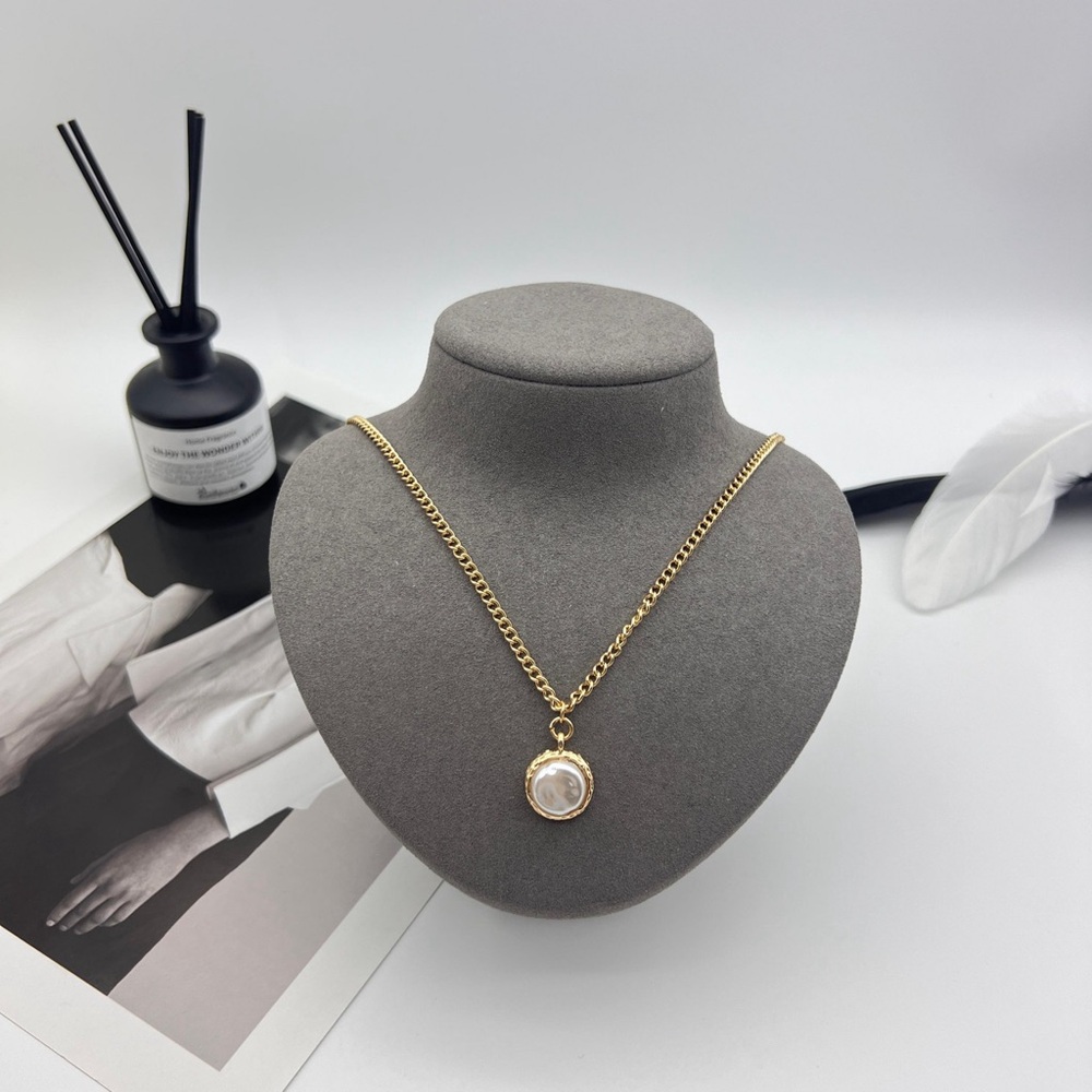 Elegant Gold Pendant Necklace